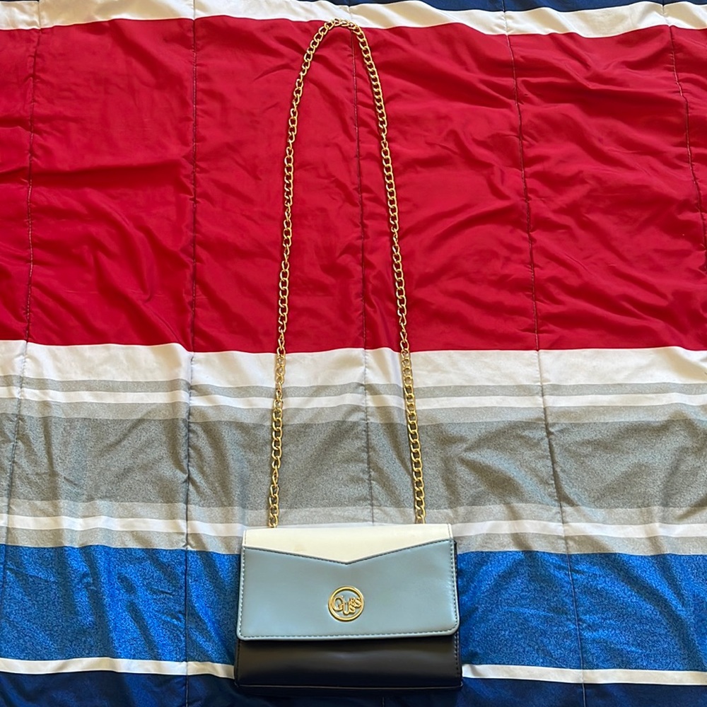 Brand new Guess purse, never used before.